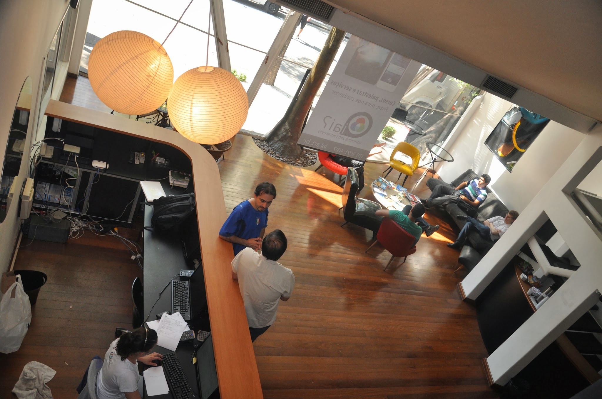 Interior — lounge e recepção